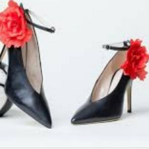 Lena Erziak Black pumps with rose